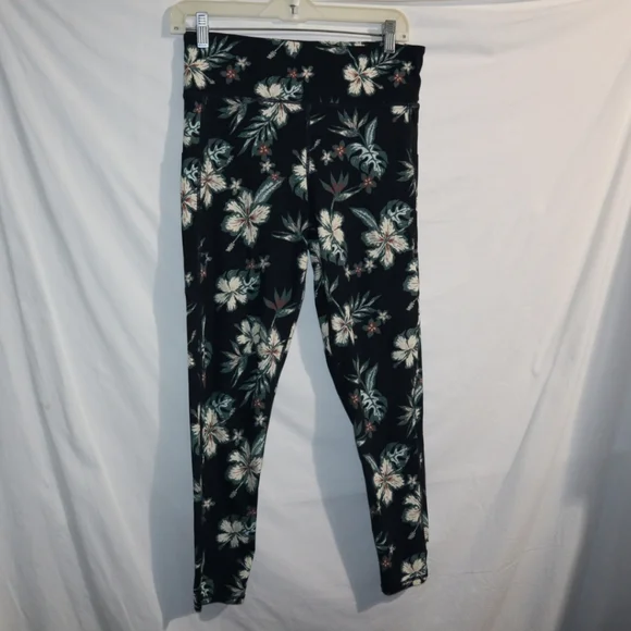 Vuori Stride Leggings in Ink Maui Floral print Green - Picture 7 of 12